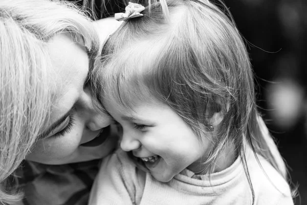 Ibu bahagia dengan gadis kecil — Stok Foto