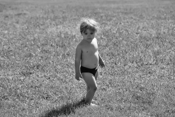 Carino bambino ragazzo su verde erba — Foto Stock