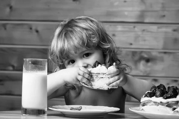 Small boy with strawberry cake and yogurt — Stock Photo, Image