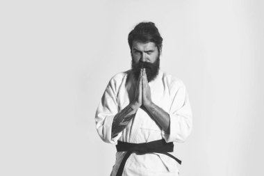 Sakallı karate adam, acımasız beyaz ciddi hipster kimono içinde