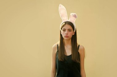 Bej renkli arka plan üzerinde poz Paskalya kız.