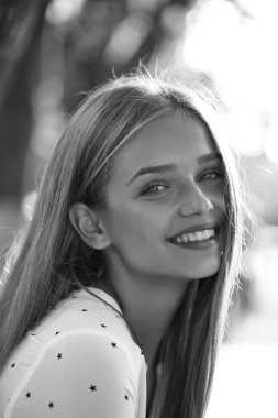 sarışın sevimli kız güneşli