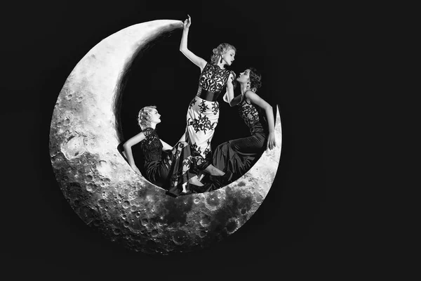 Mujeres en vestido en la luna — Foto de Stock