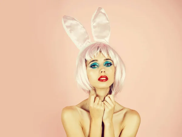 Meisje met heldere kunstmatige haren en oren van het konijn. — Stockfoto