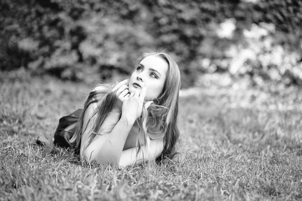 Jolie fille sur herbe verte — Photo