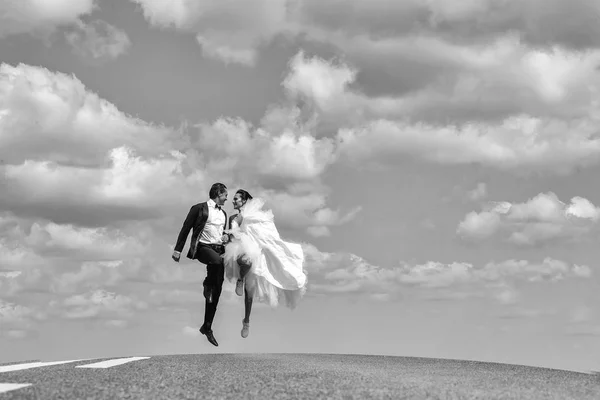 Γάμο ευτυχισμένο ζευγάρι τρέχει στο δρόμο — Φωτογραφία Αρχείου
