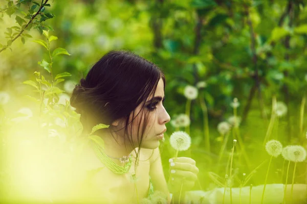 Chica con maquillaje de moda y cuentas en hojas verdes — Foto de Stock