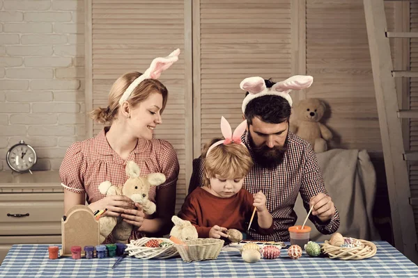 Baba, anne ve oğlu el yapımı yumurta boya. — Stok fotoğraf