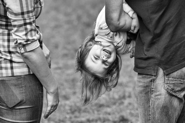 Pais felizes com a menina — Fotografia de Stock