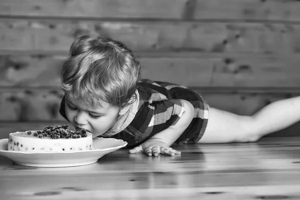 Aranyos fiú megeszi tortát — Stock Fotó