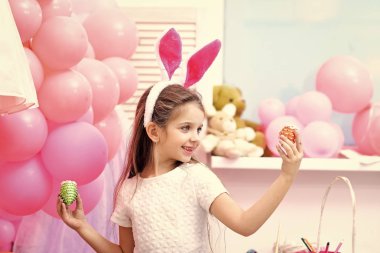 parti balonu, el yapımı yumurta boya küçük kız.