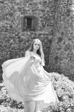 mavi elbiseli güzel kız