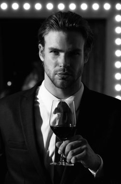 Sommelier veya adam tutun şarap cam, Toplantı ve rahatla