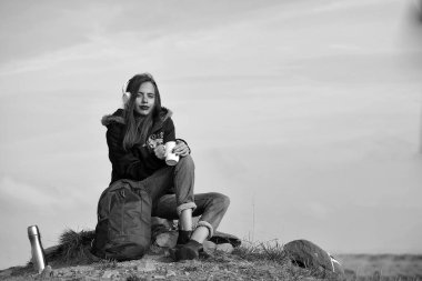 Güzel kız taşa aittir