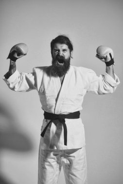 mutlu karate erkek kimono ve boks eldivenleri bağırarak sakallı