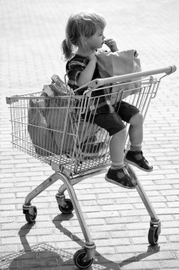 Sevimli çocuk arabası alışveriş