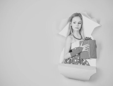 Noel mucizesi, sihirli hediye kutusu ve bir kız çocuk, kopya alanı