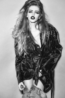 Güzel kadın deri ceket