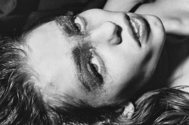 Tatil glitter makyaj moda güzel kızla