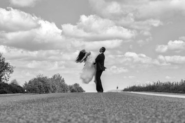 Güzel gelin zarif damat tutar