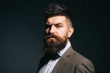 Im sadece moda işinde. Erkek moda. Kuaför dükkanı sakallı adam. İş aşınmaya uzun sakallı adam. Her zamanki gibi iş. Bir berber olmak insanların bakımı hakkında bir şey