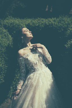 kadın düğün için hazırlanıyor. Mutlu Gelin düğünden önce. Harika gelin kıyafeti. Güzel gelinlik butik. Şık düğün salonu gelin için bekliyor. Son derece mutlu. Gerçek hayranlık