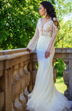 Şık düğün salonu gelin için bekliyor. kadın düğün için hazırlanıyor. Güzel gelinlik butik. Mutlu Gelin düğünden önce. Harika gelin kıyafeti. Evet diyerek. Gelecekteki yaşam