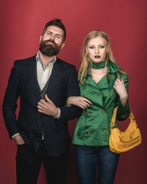 Romantik Çift. Sonbahar moda trendleri. İlişkileri seviyorum. Moda stil aşık çift. Moda çift seksi kadın ve sakallı dostum. Dostane ilişkiler zevk. Sonbahar sokak stili