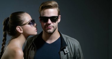 İlişki güven üzerine hayatta. Dostluk günü. Dostluk ilişkileri. Moda modelleri son moda gözlük. İki aşık. Çift erkek ve kadın moda gözlük takıyor. İlişkileri seviyorum. Moda seviyoruz