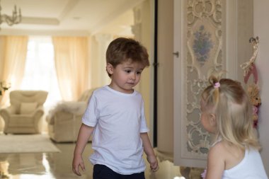 Saç ve daha fazlası. Kardeş birlikte oynar. Çocukluk Oyunlar. Şık saç modelleri ile küçük çocuk. Küçük çocuk ve sarışın saçlı kız. Çocuk gelişim. Mutlu sonla saç modelleri