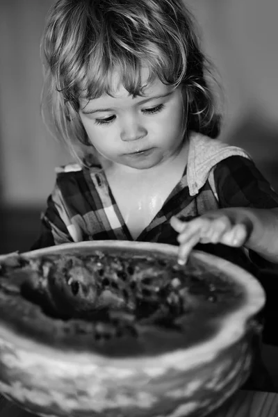 Liten pojke äter röd vattenmelon — Stockfoto