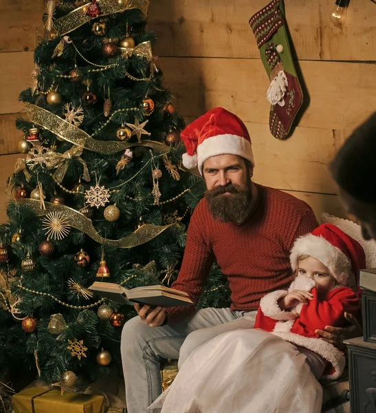 Natale felice bambino e padre leggere il libro . — Foto Stock