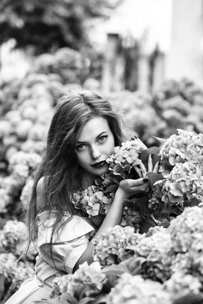Jolie fille dans hortensia fleurs — Photo