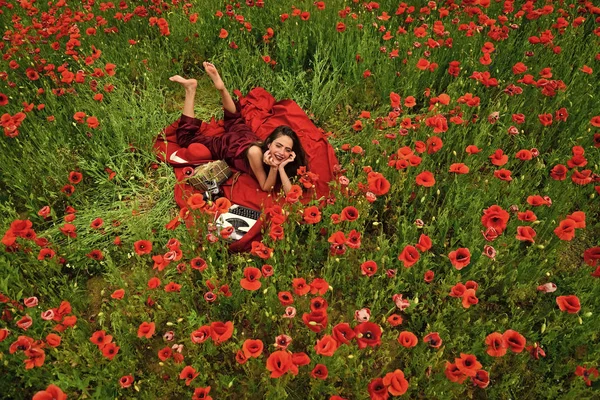 Lék, narkotika, opium, Žena s psacím strojem, fotoaparát, kniha. — Stock fotografie