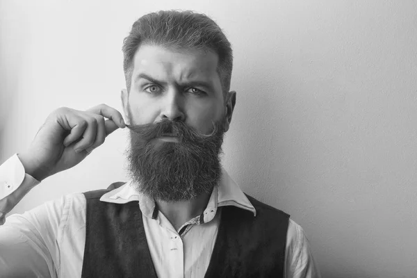 Hombre barbudo, brutal hipster caucásico con cara seria — Foto de Stock