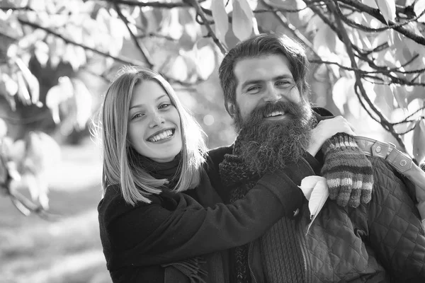 Jeune couple dans le parc d'automne — Photo