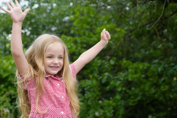 Bara vara glad. Lilla barn glada leende. Liten flicka slitage långt hår. Liten tjej med blont hår. Glada små barn med bedårande leende. Bär hår länge — Stockfoto