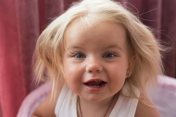 Jeune et insouciante. Adorable enfant aux cheveux blonds. Petite fille à la coiffure longue. Le petit enfant porte une coiffure naturelle. Salon de coiffure pour enfants. Je me sens belle — Photo