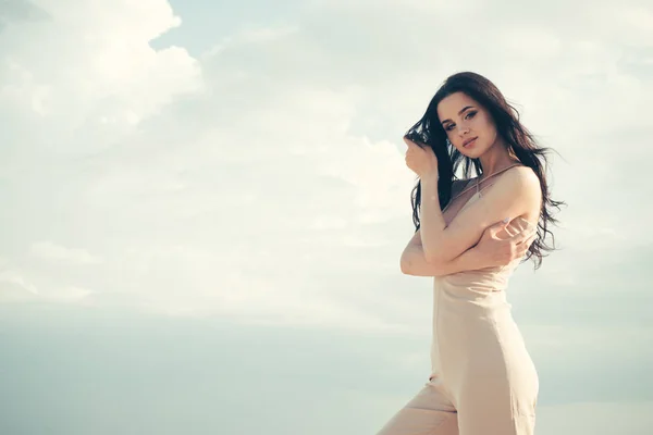 Modèle de mode glamour. Cosmétiques de maquillage et soins de la peau. Portrait de mode de femme sexy. Jolie fille avec de longs cheveux bruns. Salon de beauté et coiffeur. Bonne fille en plein air, copier l'espace. Soins du visage — Photo