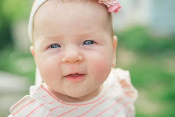 幸せな赤ちゃん。Litle 生まれたばかりの赤ちゃんの幸せな笑顔。愛らしい笑顔と新生児。幸せな母の日。子供が生まれた日に母も生まれます。子供たちは、母親の人生のアンカー — ストック写真