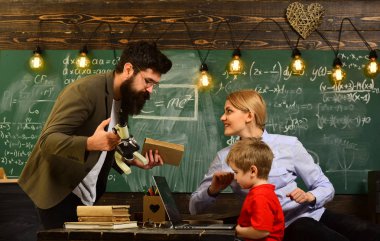 Öğrencilerin hemen hemen her konu, Modern çalışma teknoloji kavramı ders almak, iyi öğretmenler arama yapan öğrenciler, sınıf, E-öğrenme eğitim ve üniversite kavramı mutlu öğretmen,