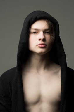 Kas gövde ciddi biri. Kas gövde adamla. eğitimden sonra kas gövde yaşamalı. Kas gövde adam serin ve şık. kusursuz bir beden