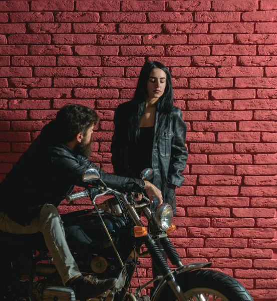 Підібрати дівчину. бородатий чоловік на велосипеді пікап дівчина на фоні червоної цегляної стіни. велосипедист пікап дівчина на вулиці. підібрати концепцію дівчини. насолоджуючись гарними вихідними разом, копіювати простір . — стокове фото