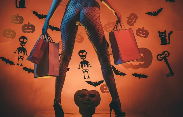 Las nalgas de Halloween de la mujer a la calabaza llevan bolsa de compras . — Foto de Stock