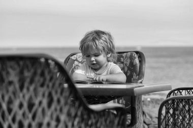 Menü kartı şirin bebek çocuk okur