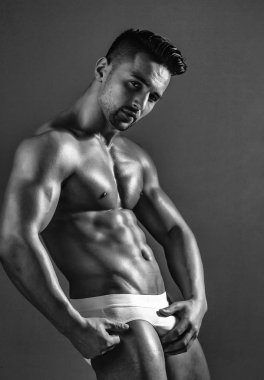 Yakışıklı adam veya kas maço