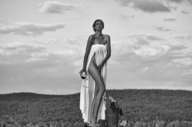 Gökyüzünde şarap şişesi olan güzel kız.