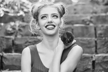 Kadın kırmızı haşhaş tohumu ile