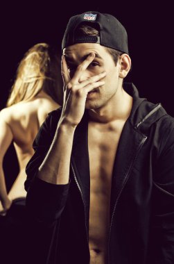 geri zarif gösterilen çıplak seksi kız ve genç utangaç adam