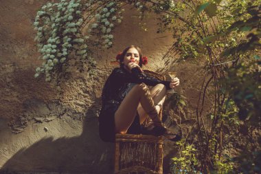 güzel bir kadın içki şarap bahçede